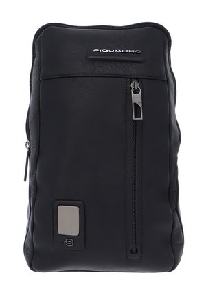 Mochila de piel negra con una textura suave, un bolsillo frontal con cremallera, detalles en hardware plateado y un logotipo de la marca en la parte superior.