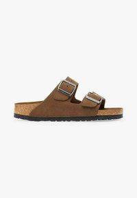 Bruine suède sandalen met twee verstelbare banden, zilveren gespen en een kurken voetbed, met een zwarte rubberen loopzool met een gestructureerd profiel.