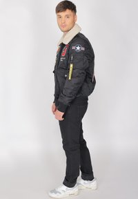 TOP GUN MIT KRAGEN - Bomberjacka - black
