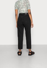 Monki Džíny Relaxed Fit - black