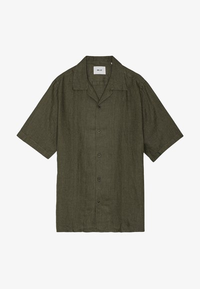Koszula z krótkim rękawem w ciemnozielonym lnie, z wywijanym kołnierzykiem i guzikiem na przodzie z sześcioma czarnymi guzikami.