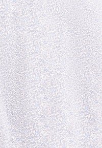 Tessuto floreale chiaro con uno sfondo bianco, caratterizzato da motivi intricati in delicate tonalità di blu e rosa, rifiniti con una sottile bordatura grigia.