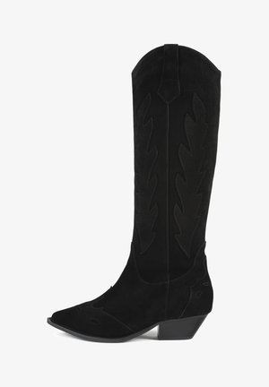 Sorte ruskinds cowboystøvler med spids toe, lodret syning og bladformede dekorationer. Lav blokhæl, slankt overdesign.