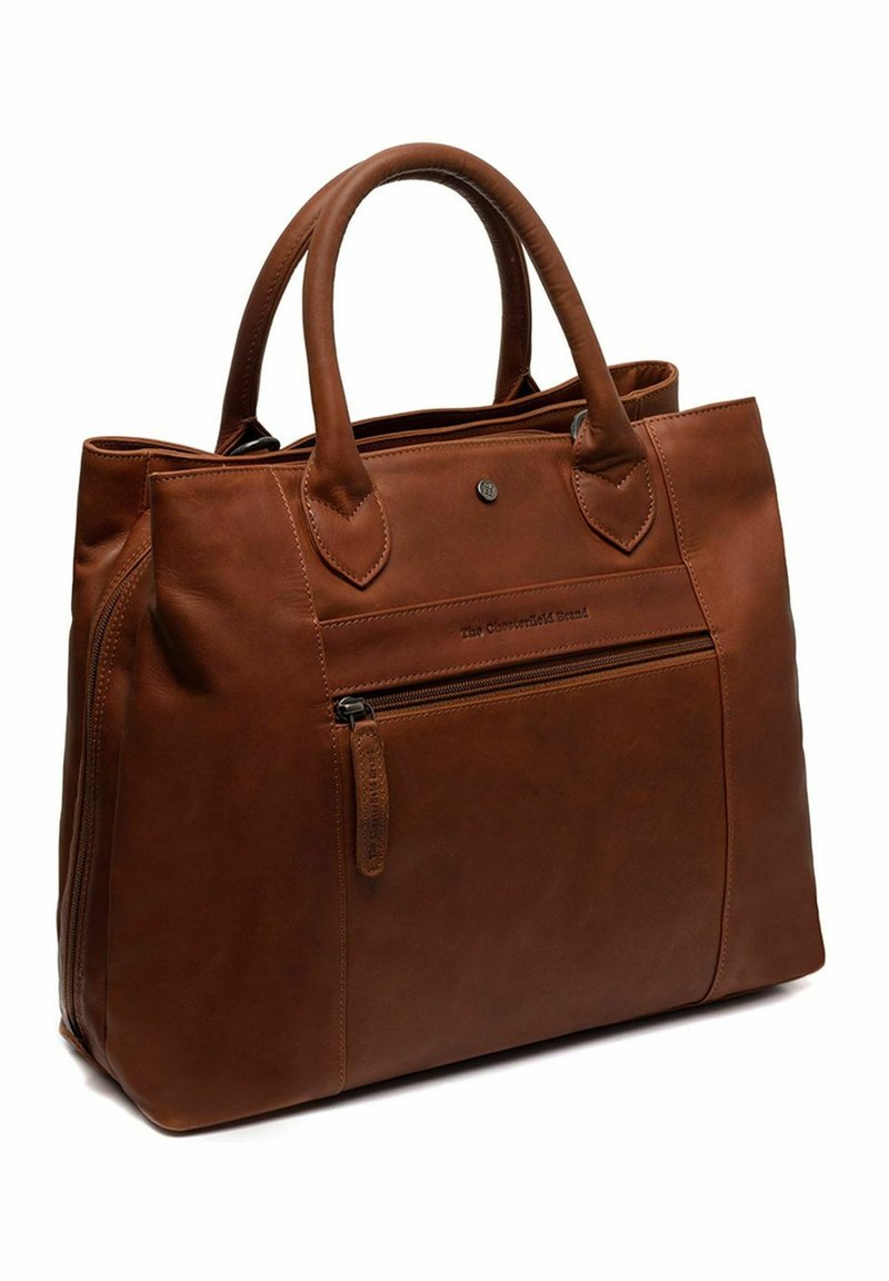 Bruin leren totebag met dubbele handvatten, een ritsvak aan de voorkant en subtiele branding aan de voorkant. Glad oppervlak en gestructureerd ontwerp.
