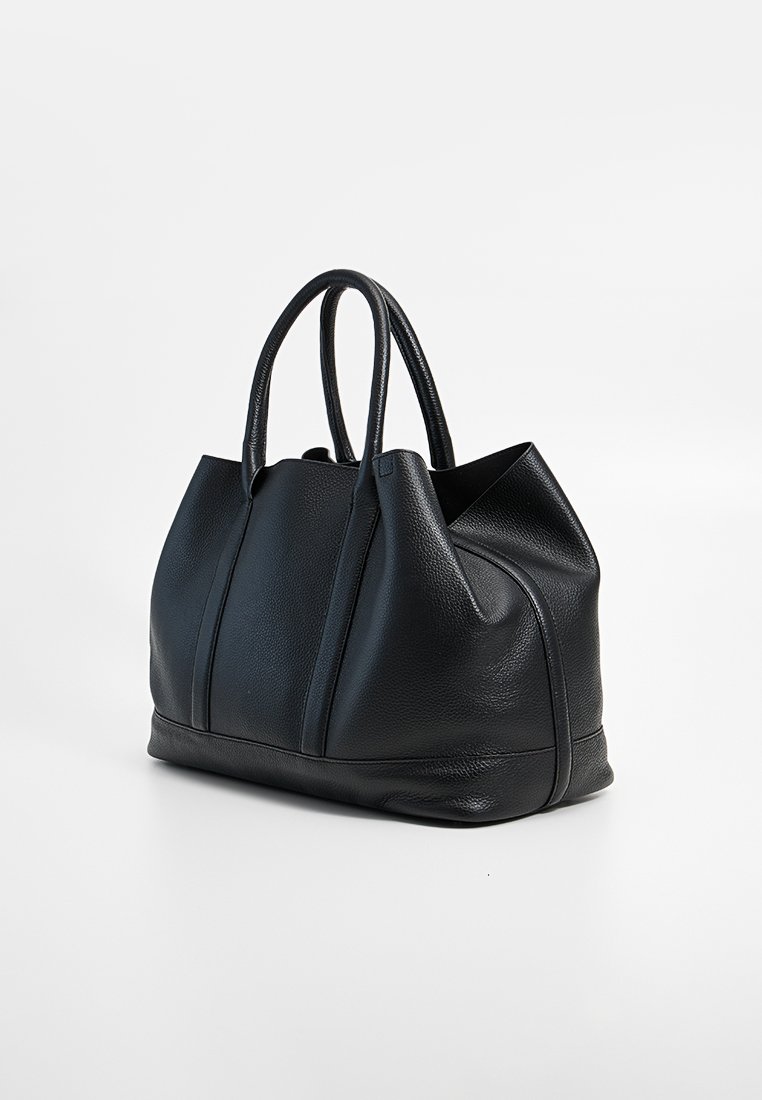 Schwarze Leder-Tote mit strukturiertem Oberflächen, klarer Form, zwei Griffen und sichtbaren Nähten entlang der Seiten und des Bodens.