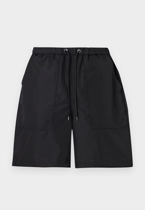 Zwarte knielange shorts met elastische tailleband, verstelbaar trekkoord en twee grote voorzakken, afgebeeld op een effen achtergrond.
