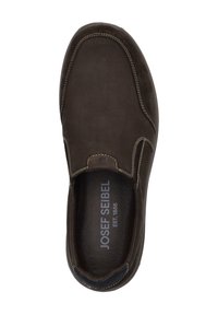 Scarpa slip-on in suede marrone con cuciture a contrasto, punta arrotondata e soletta testurizzata, con logo del marchio e anno di fondazione.