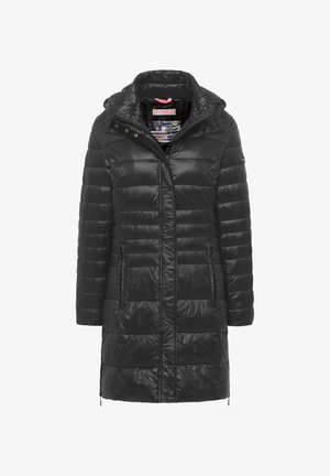 Czarny długi pikowany płaszcz z kapturem, z zamkiem błyskawicznym z przodu, zatrzaskami oraz zamykanymi na zamek kieszeniami po bokach.