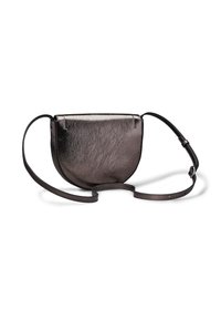 Borsa a tracolla in pelle marrone con forma arrotondata, texture liscia e tracolla regolabile. Presenta un design minimalista e dettagli metallici.