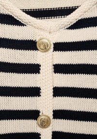 Cardigan lavorato a maglia con strisce crema e blu marino, scollatura a V e un bottone decorativo dorato al centro davanti. Tessuto a maglia testurizzato.