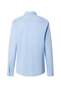 Lichtblauw langemouwshirt van zachte stof, met een subtiele stippenpatroon, standaard kraag en knoopmanchetten.