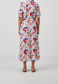 Maxi šaty s krátkými rukávy, vícestupňový abstraktní vzor v červené, růžové, modré a hnědé, stáhnuté v pase, vyrobené z lehké látky.