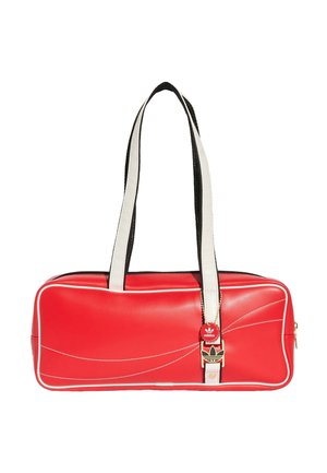 Sac à bandoulière rectangulaire rouge Adidas avec un passepoil blanc et de longues anses blanches, avec un détail de logo noir et or à l'avant.