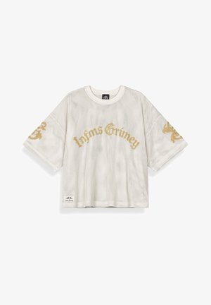 Biała koszulka z siateczki z krótkim rękawem, z złotym napisem "Lafams Grimey" na wysokości klatki piersiowej oraz pasującymi złotymi wzorami na rękawach.