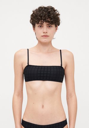Must žakaariga bandeau bikiinitop õhukeste rihmadega. Kangas on matt ja sellel on ristkülikukujuline lõige, mis tagab minimaalse katvuse.