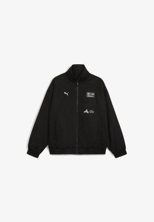 Zwarte zip-up jas van soepele stof. Heeft een hoge kraag, elastische manchetten en witte logo's op de borst en mouw. Eenvoudig ontwerp.