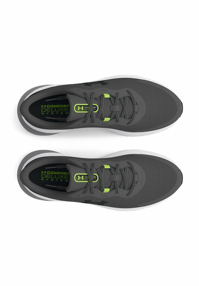 Scarpe sportive grigie con superiore testurizzato, suola bianca e dettagli verde neon. Presentano un design con lacci e soletta con marchio.