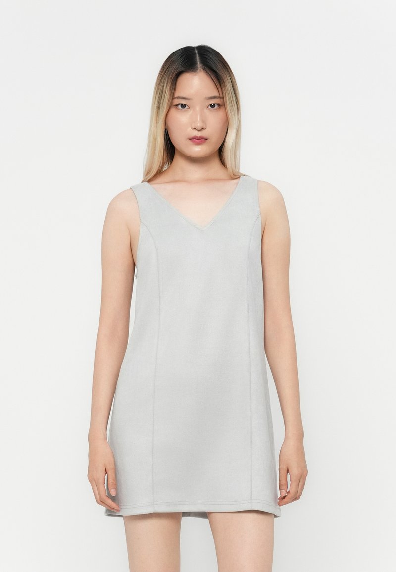 Graues ärmelloses Kleid mit V-Ausschnitt, aus weichem Stoff; hat einen geraden Schnitt mit minimalistischem Design und ohne sichtbare Muster.
