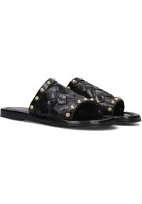 Zwarte leren slipper sandalen met een geweven ontwerp, gouden studs langs de randen, open tenen en platte zolen. Gelaagd afgewerkt met een glad uiterlijk.