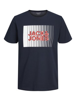 Tumed sinine puuvillane T-särk, millel on ristkülikukujuline grafik, valgete triipudega ja julge punase "JACK&JONES" tekstiga keskpunktis. Lühikesed varrukad.