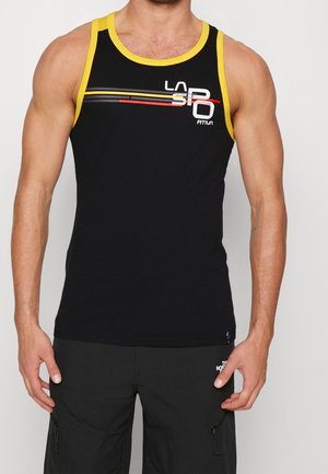 Muskelbepackter Mann trägt ein schwarzes ärmelloses Sport-Top mit gelbem Rand und weißen, roten sowie grauen Grafiktexten über der Brust.