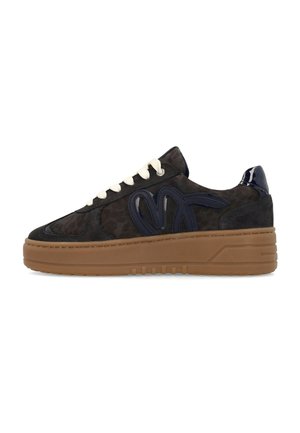 Donkerbruine suède sneaker met witte veters, marineblauw decoratief logo en dikke lichtbruine rubberen zool, zijaanzicht op een witte achtergrond.