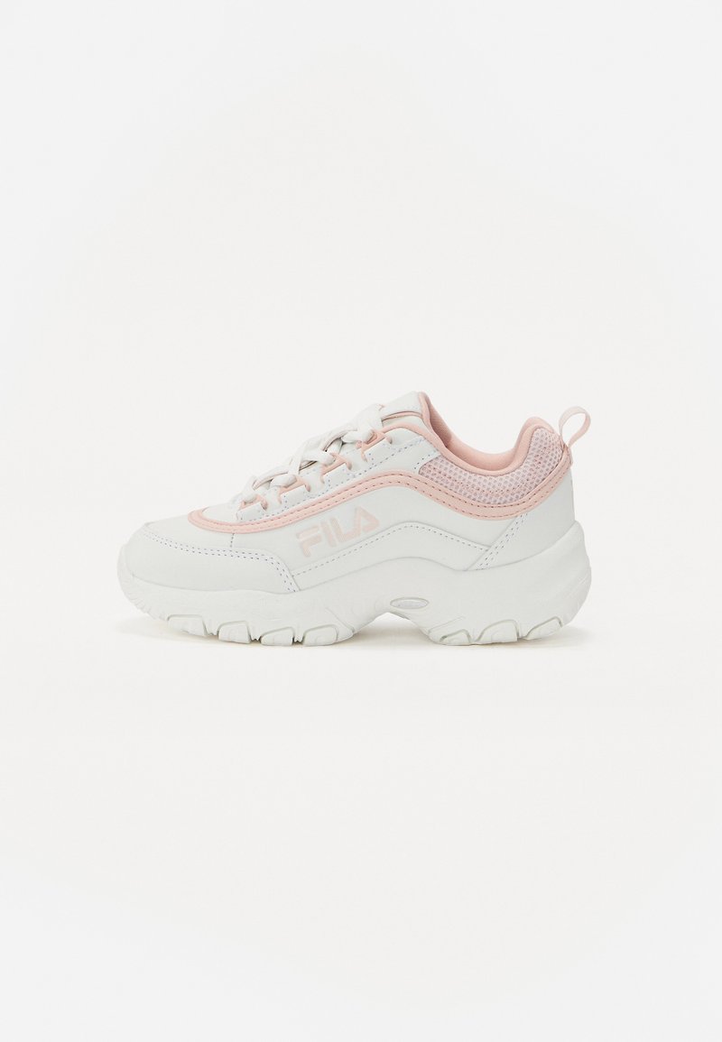 Vita och ljusrosa FILA-sneakers med en texturerad meshpanel, tjock sula och snörningsdesign. Funktioner med subtil varumärkeslogga på sidan.