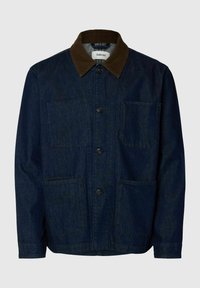 Veste en denim bleu foncé avec col en velours côtelé marron, fermeture à boutons sur le devant et trois poches plaquées.