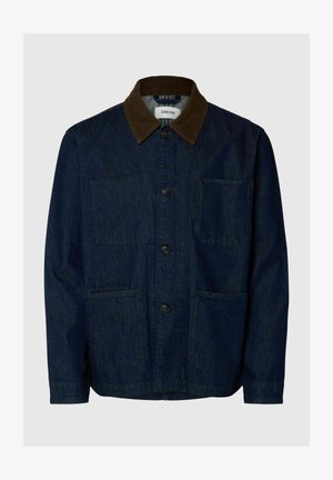 Tamnoplava traper jakna s ovratnikom od smeđeg korduroja, prednjim zatvaračem na kopčanje i tri džepa na zakrpanje.