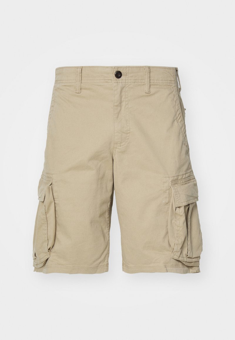 Shorts cargo beiges en tissu de coton, avec des poches latérales, une fermeture à bouton et une coupe droite. Textures lisses.