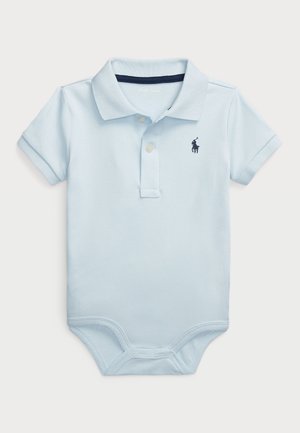 Šviesiai mėlynas polo stiliaus džemperis, pagamintas iš medvilnės. Turi mygtukų užsegimą, trumpas rankoves ir tamsiai mėlyną siuvinėtą logotipą ant krūtinės.