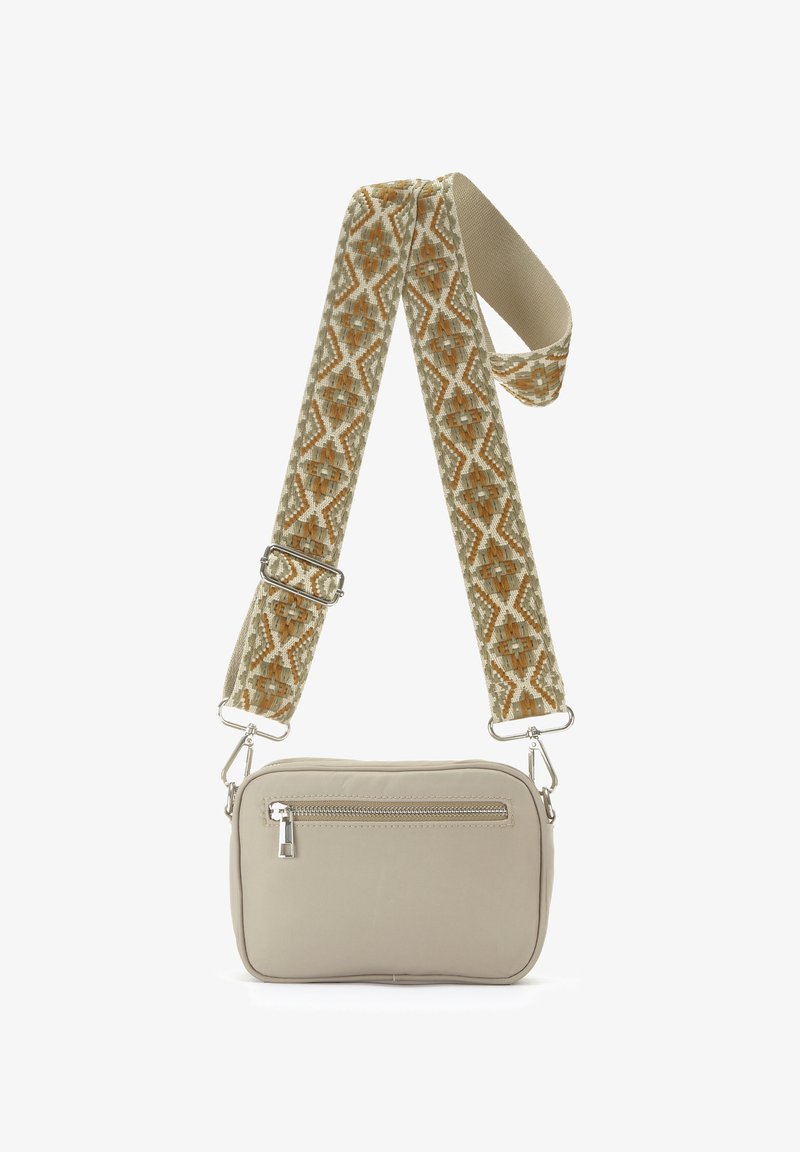 Beige Umhängetasche mit einem strukturierten, gewebten Tragegurt, der ein orange-grünes geometrisches Muster zeigt. Sie verfügt über eine vordere Reißverschlusstasche und metallische Hardware.
