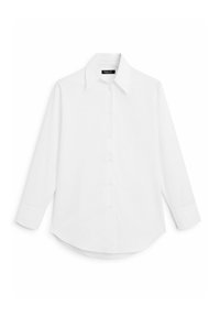 Chemise blanche à manches longues boutonnée avec col pointu et ourlet incurvé, posée à plat sur un fond blanc.