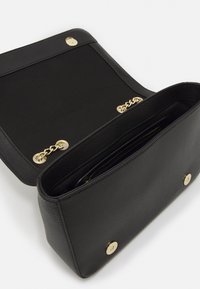 Borsa in pelle nera con texture, dettagli in catena dorata, chiusura magnetica e tasca interna con zip. Interno foderato in tessuto nero.