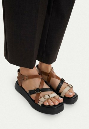 Lasocki, LASOCKI WOMEN'S SANDALS BROWN - Sandalias con plataforma - brown