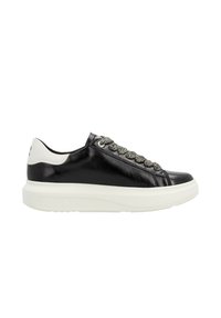 Baskets en cuir noir avec des lacets noirs texturés, un empiècement de talon blanc, et une semelle blanche épaisse. Fini lisse sans motifs ni accents visibles.
