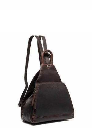 Sac à dos en cuir marron de forme triangulaire, doté d'une poche zippée, de bretelles réglables et d'une poignée ronde en haut pour plus de commodité lors du transport.