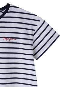 Camiseta blanca con rayas horizontales en navy, cuello redondo y mangas cortas. Presenta el logo "Pepe Jeans London" en rojo en la parte delantera.