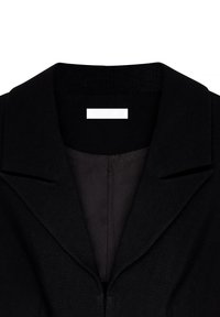 Musta bleiser, millel on soonikuga krae, struktureeritud disain, sile tekstuur ja peidetud kinniti esiosas. Silt on nähtav.