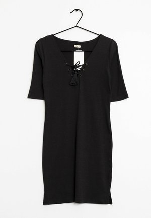 Schwarzes, geripptes Kleid mit V-Ausschnitt, Schnürdetail an der Vorderseite und kurzen Ärmeln. Verfügt über einen Quastenakzent und Seitenschlitze am Saum.