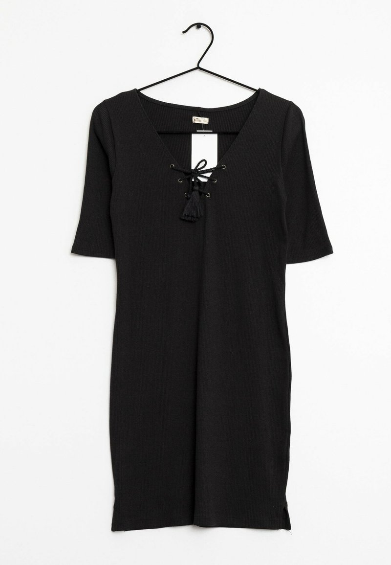 Černé žebrované šaty s výstřihem do V, detaily na šněrování vpředu a krátkými rukávy. Obsahují také akcent s třásněmi a boční rozparky na lemu.