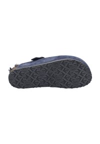 Suède slipper in donker marineblauw met een tekstuur rubberen buitenzool met pijlvormige patronen voor grip. Ontworpen met een gevoerde binnenkant voor comfort.