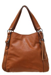 Bruine leren handtas met een zachte textuur, enkele schouderriem en een decoratieve franje aan de zijkant. Heeft contrasterende stikdetails.