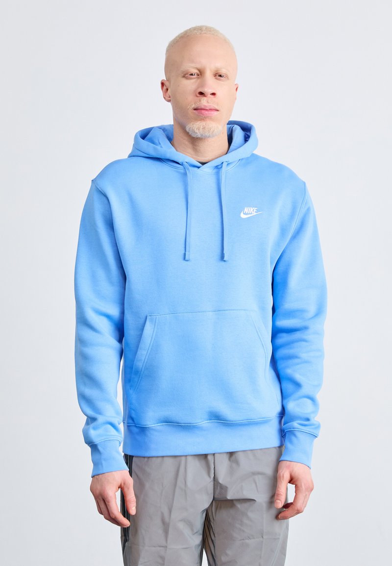 Sweatshirt Nike azul claro com bolso canguru, capuz com cordão, e logótipo branco no peito. Feito de um tecido suave e texturizado.