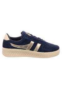 Sneaker in suede blu navy con strisce e dettagli metallici dorati, suola in gomma crema, chiusura con lacci davanti e dettagli testurizzati sulla suola.