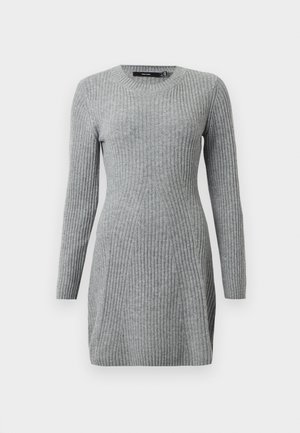 Rochie tricotată gri cu dungi, cu mâneci lungi și gât rotund. Prezintă un design ajustat și linii verticale pentru textură. Material moale.