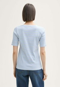 TOM TAILOR MIT V-AUSSCHNITT - Tricou cu imprimeu - flawless blue regular stripe