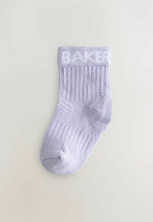 Gaišzilgana ribota zeķe ar baltu adītu apkaklīti, uz kuras ir teksts "BAKER." Mīksts audums, potītes garuma dizains.