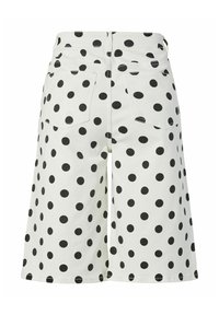 Shorts blancs mi-genoux à pois noirs, avec deux poches arrière et une couture centrale à la ceinture.