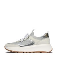 Lichtgrijze sneaker van mesh en suède met metalen accenten, witte veters en een dikke, beige rubberen zool. Heeft een modern ontwerp.